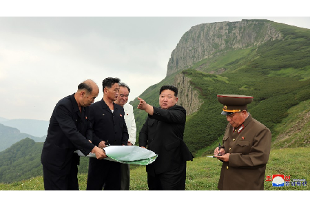 Estimado compañero Kim Jong Un dirige sobre el terreno la construcción de la ciudad de Samjiyon