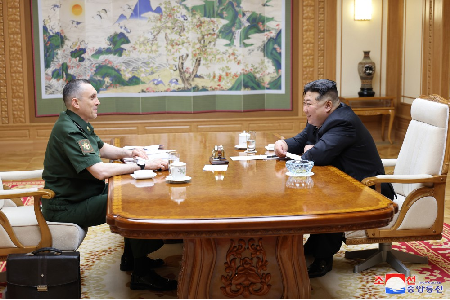 Estimado compañero Kim Jong Un recibe a una delegación militar de la Federación Rusa