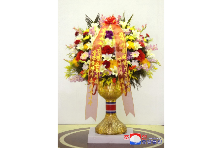 Estimado compañero Kim Jong Un recibe cestos de flores dedicados por el día de victoria