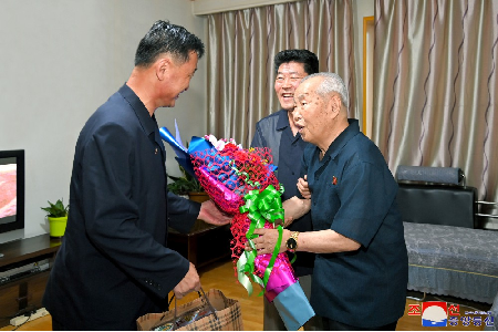 Cuadros coreanos visitan a los veteranos de guerra en vísperas del día de victoria