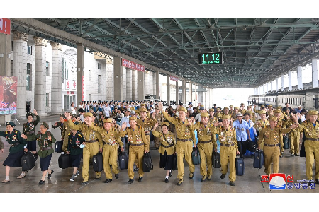 祖国解放战争胜利７１周年庆祝活动参加者抵达平壤