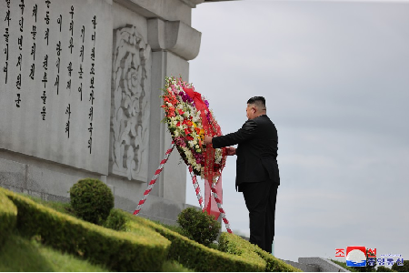 Estimado compañero Kim Jong Un visita el Monumento a la Amistad por el día de victoria