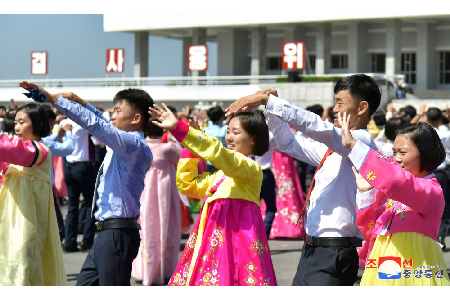 庆祝青年节青年学生舞会举行