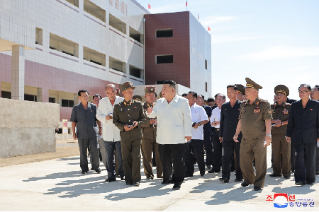 敬爱的金正恩同志视察咸州郡地方工业工厂建设工地