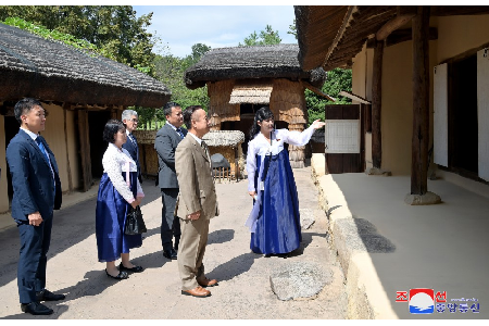 庆祝朝鲜民主主义人民共和国成立７６周年旅日朝鲜人祝贺团参观万景台