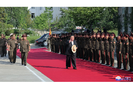 金正恩総書記が呉振宇名称砲兵総合軍官学校を視察