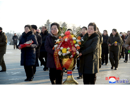 위대한 수령님들의 동상에 일군들과 근로자들,인민군장병들과 청소년학생들 꽃바구니 진정