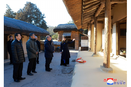 Congratulatory Group of Koreans in Japan Visits Mangyongdae