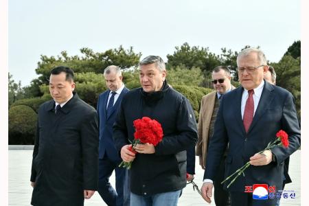 Delegación rusa visita el Monumento a la Liberación
