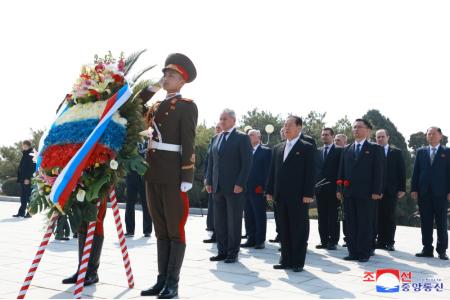 Delegación rusa deposita ofrenda floral ante Monumento a la Liberación